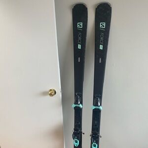 Salomon women force 7 skis in black with mint accents size 167